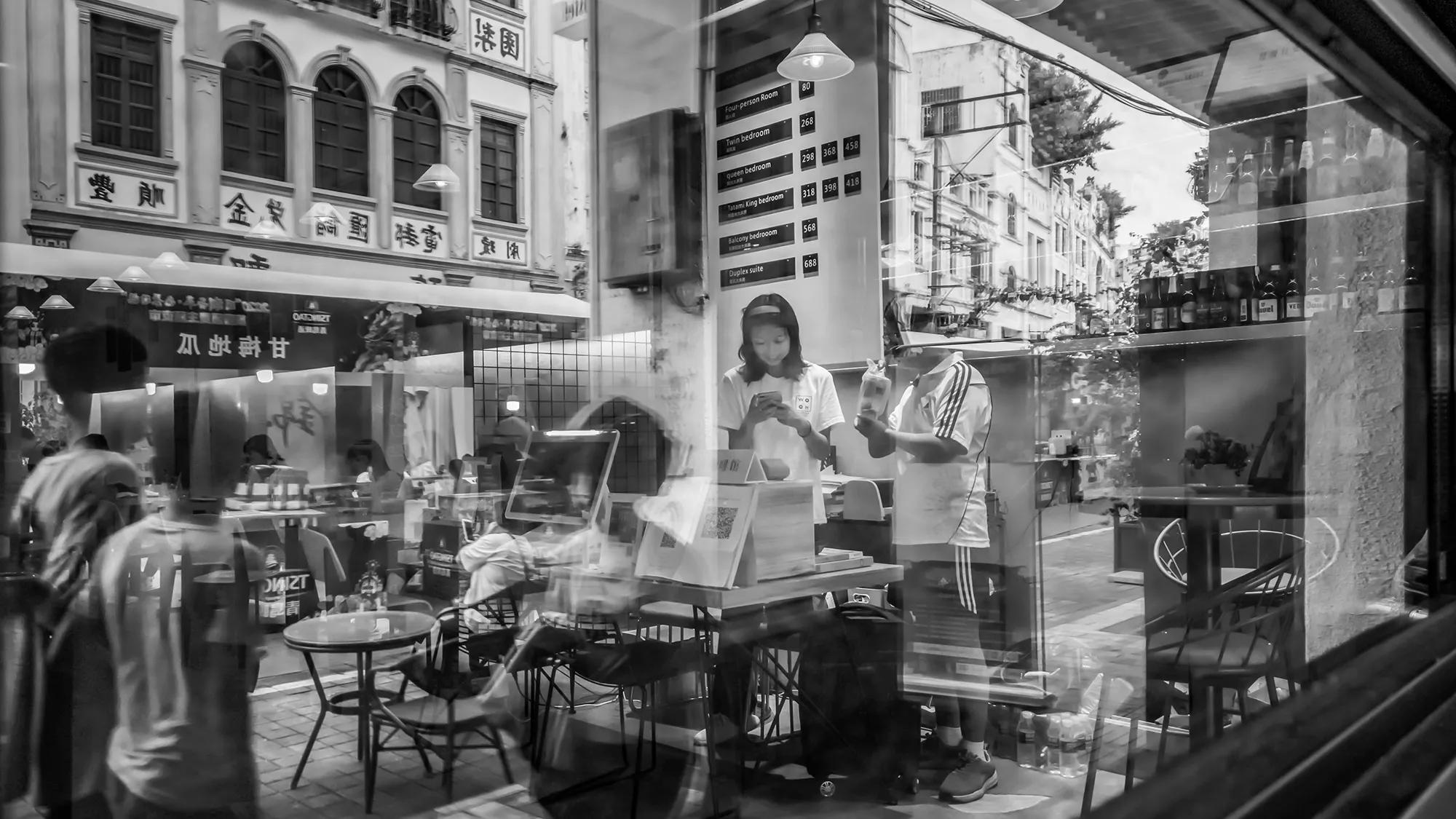 老巷的橱窗,橱窗里的街景