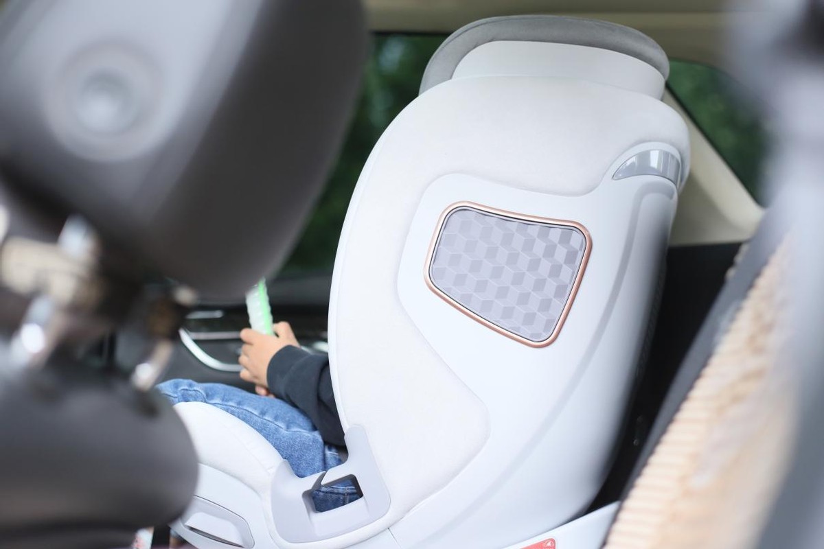 二胎两个孩子如何装安全座椅,怎样挑选儿童汽车安全座椅呢