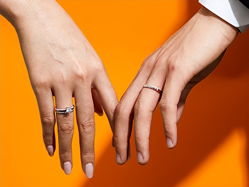 求婚戒指是定做的好还是买的好,求婚戒指定制好还是成品好