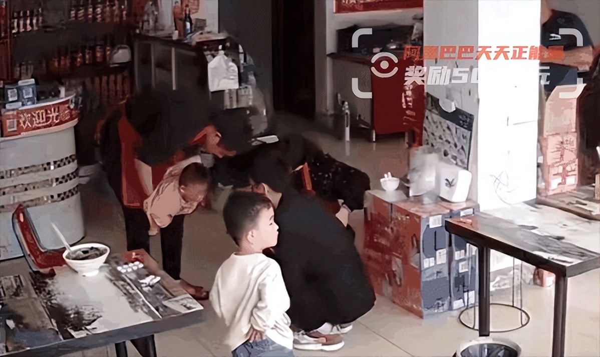 男童卡喉躺在地上翻滚难受,男孩被糖卡喉咙店主发现立马抢救