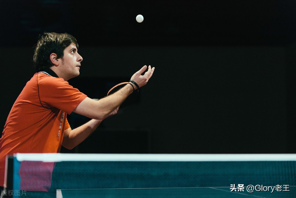 打乒乓球握拍正确手势,正确打乒乓球手型