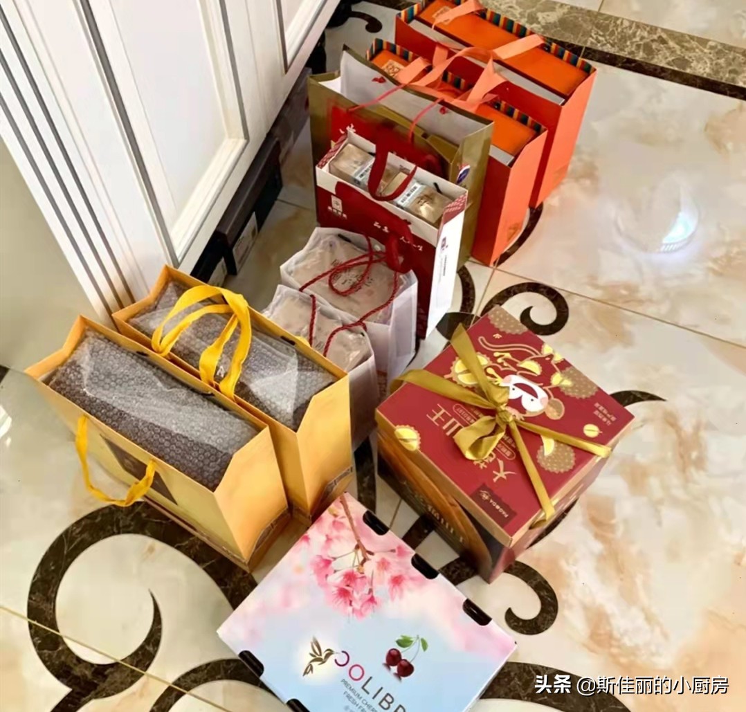 网友晒男友第一次去她家,有网友晒出男朋友给自己送的礼物