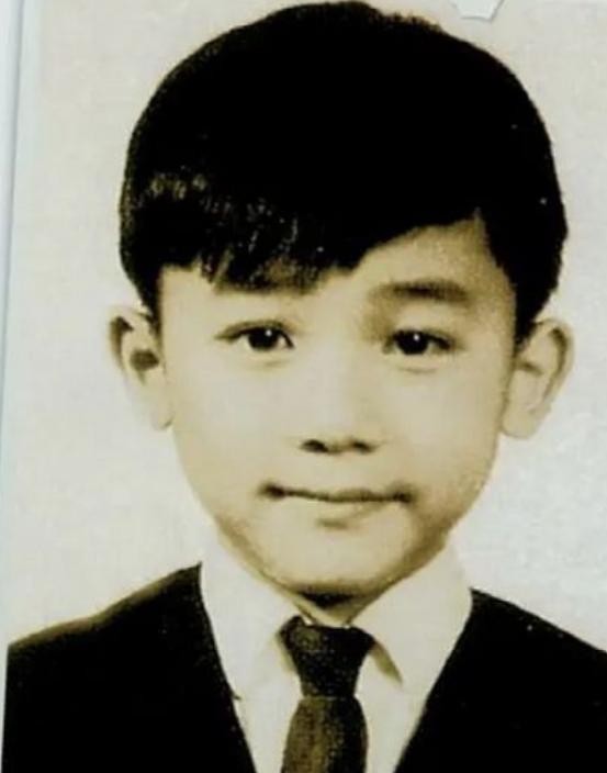 与女星演床戏疑假戏真做,妻子被拍不雅照,他是情史最单纯影帝?