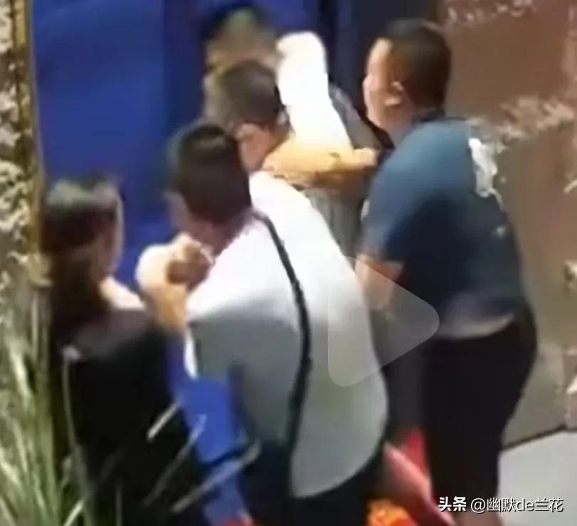 你不要碰我！女子上班的时候被醉酒男子袭胸，吓得浑身发抖