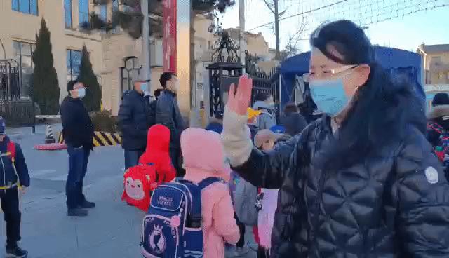 太阳当空照花儿对我笑完整版,太阳当空照花儿对我笑儿童歌曲