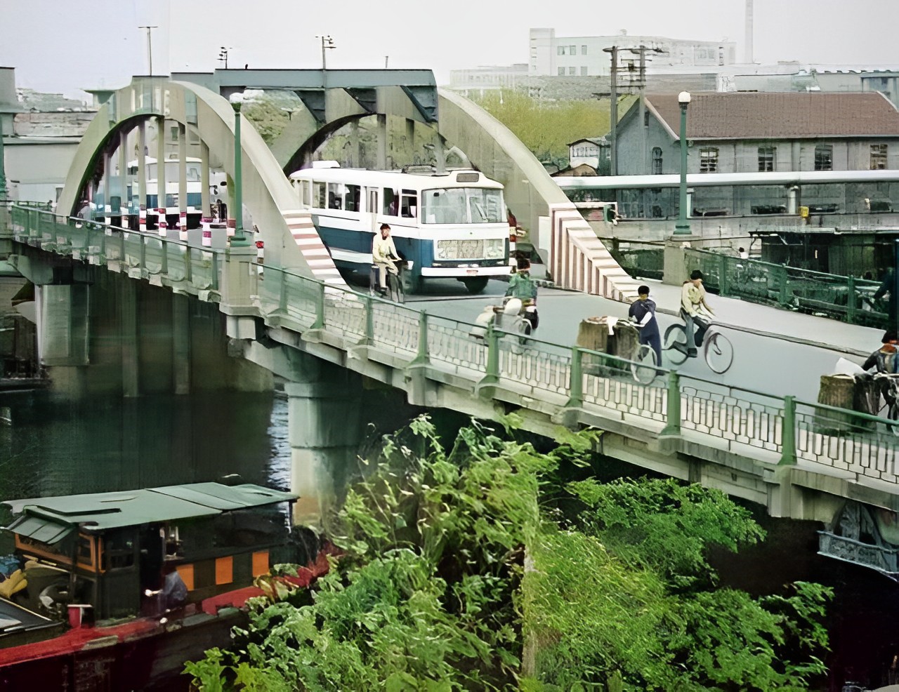 八十年代的上海老照片,踩在东海沿岸闪耀着无与伦比的繁荣骄傲