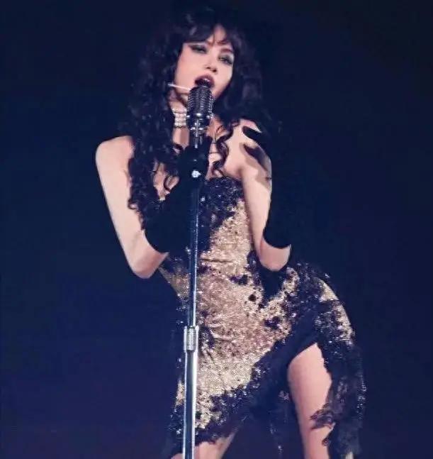 Lisa操作再引热议！晒大尺度照片、妆容变回泰妹，粉丝心疼其