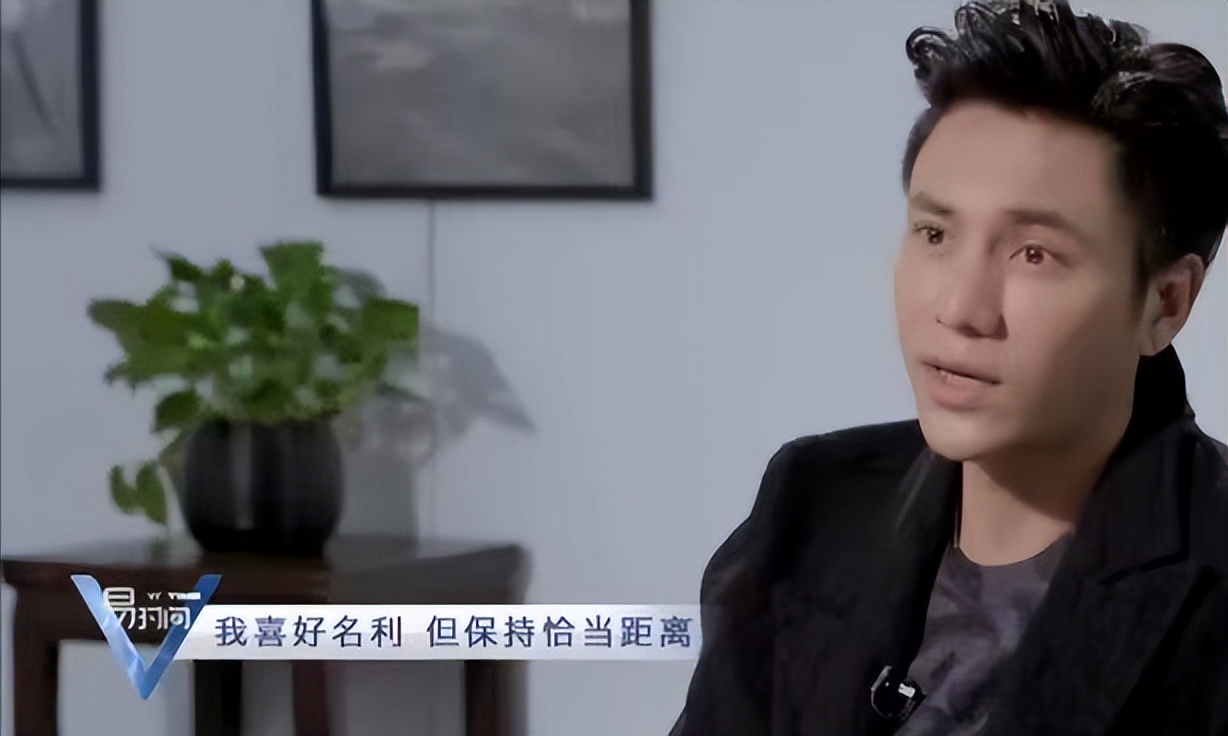 44岁赵薇近照穿红长裙,赵薇发福照片