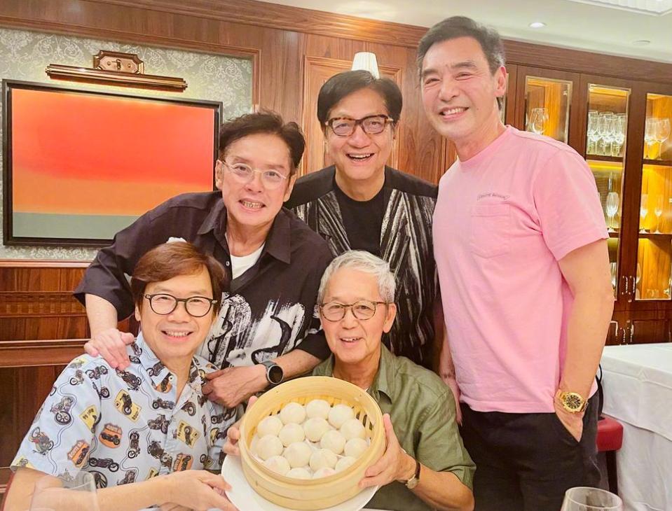 张杰谢娜一家人演唱会,谢娜穿银色外衣私下和张杰聚会