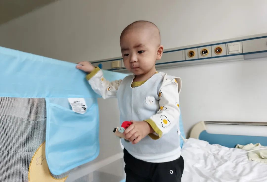 小孩身上长了一个大脓包是什么,男童白色小脓包