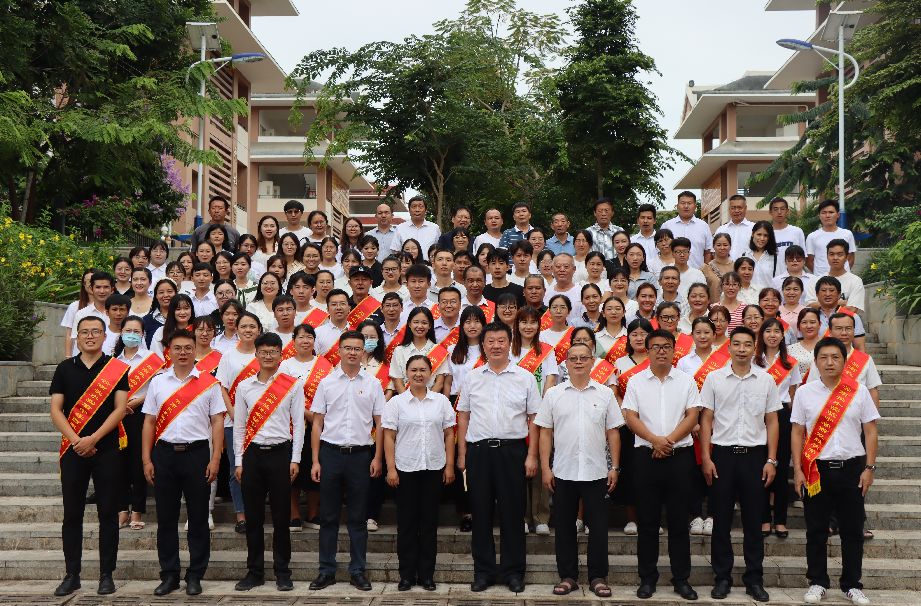 再出发、育新人，长水教育表彰101个先进集体和个人