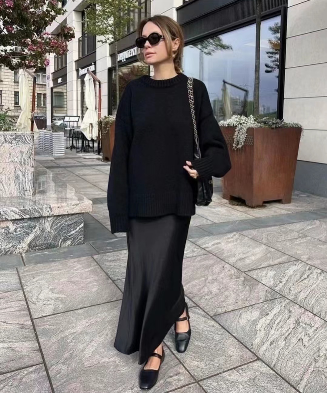 褶皱黑色半裙搭配什么鞋子,女生黑色长半裙搭配什么上衣好看