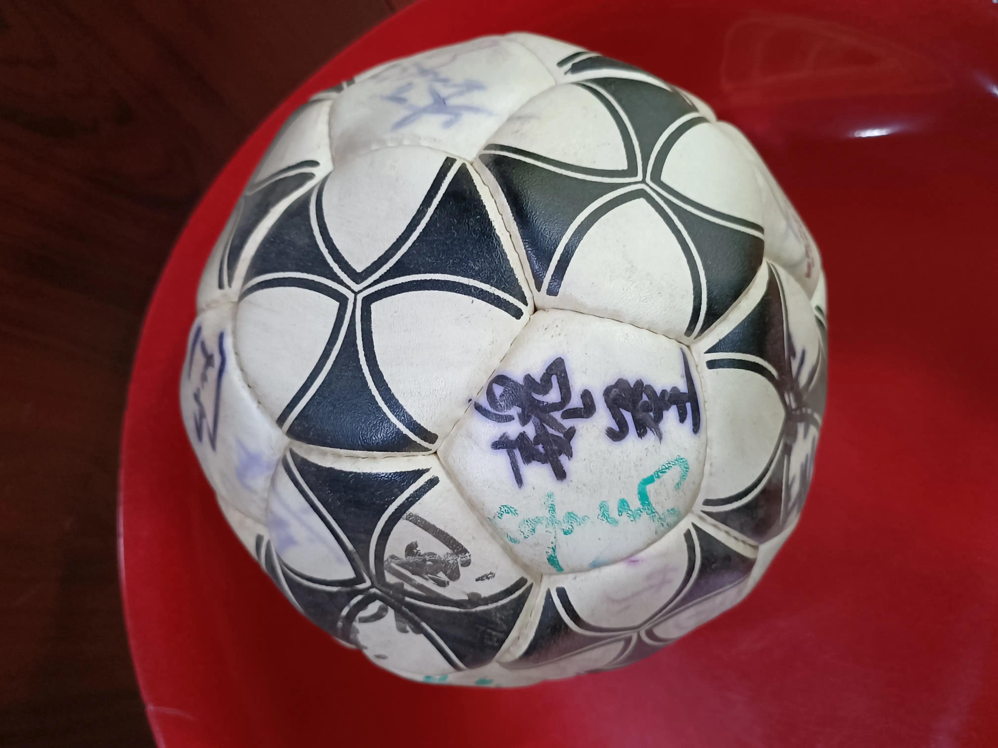 足球的签名,足球队亲笔签名球衣