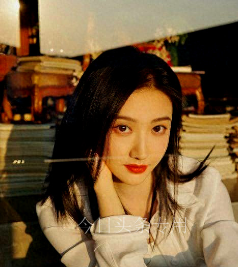 度假惊喜景甜搂小鲜肉合影曝光，姿势引争议