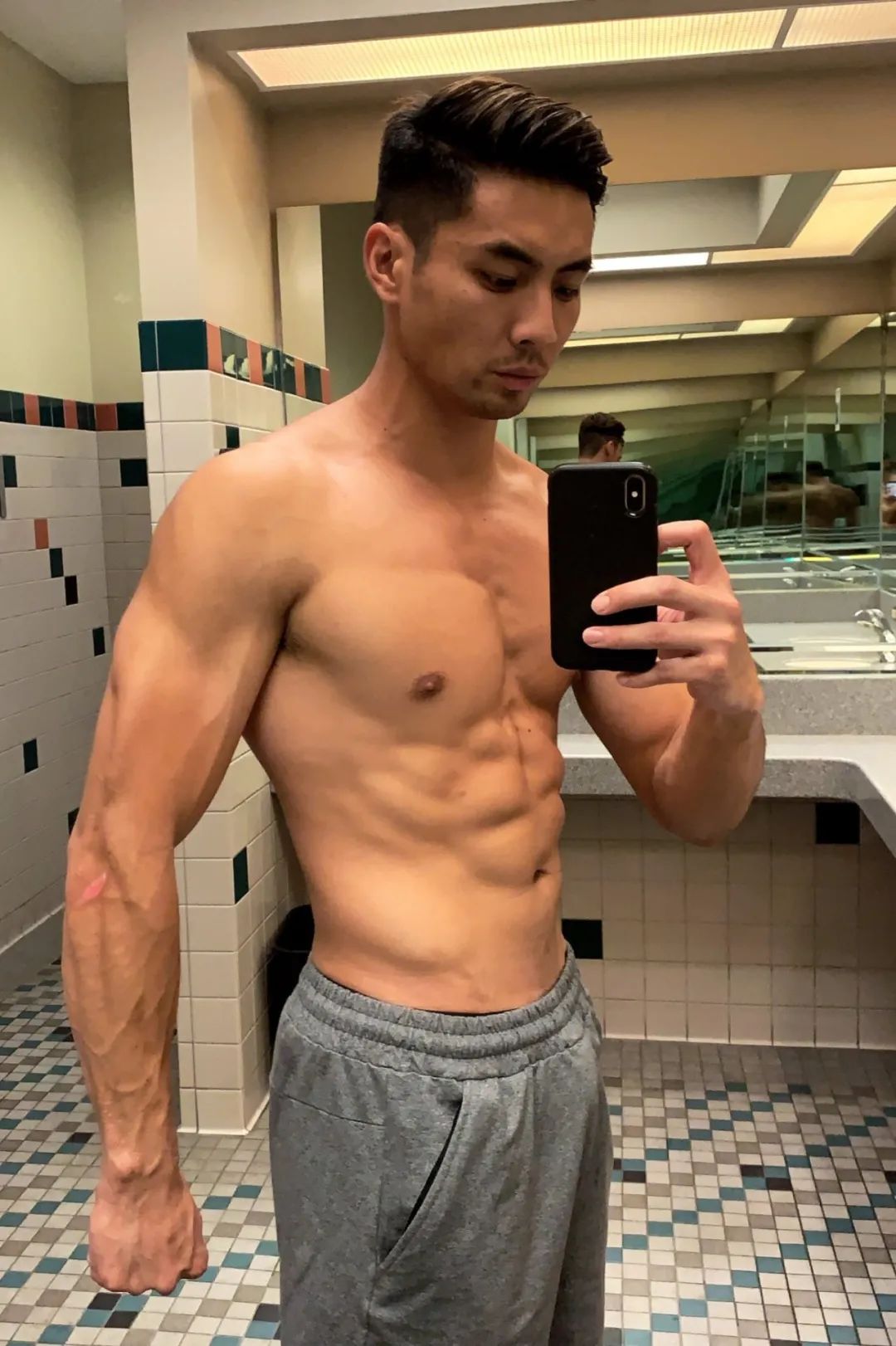 亚裔男星曾做人肉沙包，在好莱坞熬了十年终于出头！