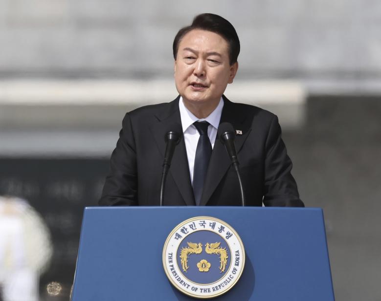 朝方5天没接电话后，韩媒发现，平壤军委会议，出现打码韩国地图