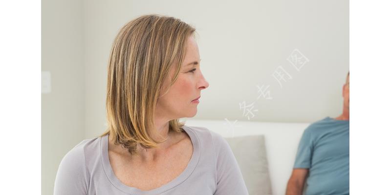 亲爸后妈打孩子被后爸亲妈救走,亲爸后妈把孩子给打了