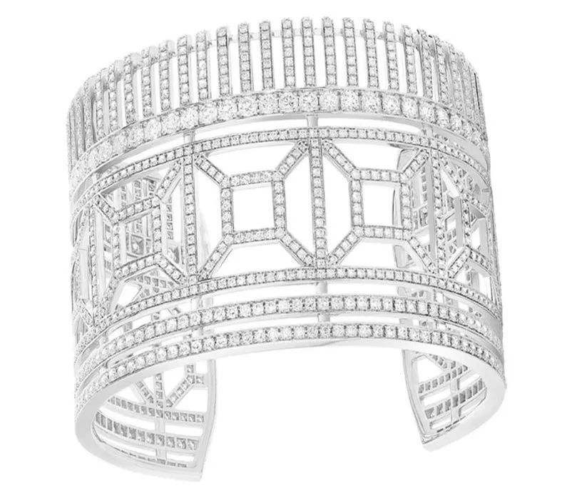 夏天担心藏不住“蝴蝶袖”？集齐明星博主教你“手镯转移*法大**”