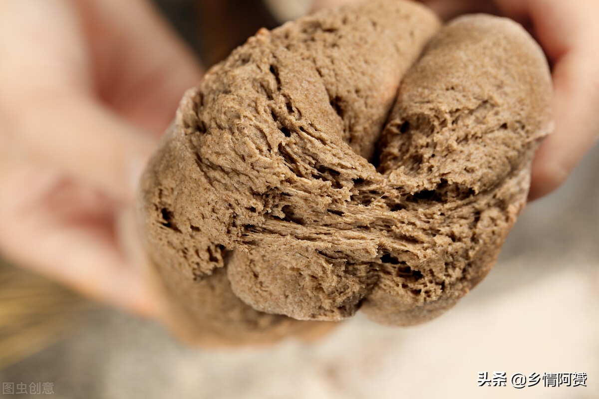 无人区遭遇狼群躲在车里,遭遇狼群袭击躲进房车里安全吗