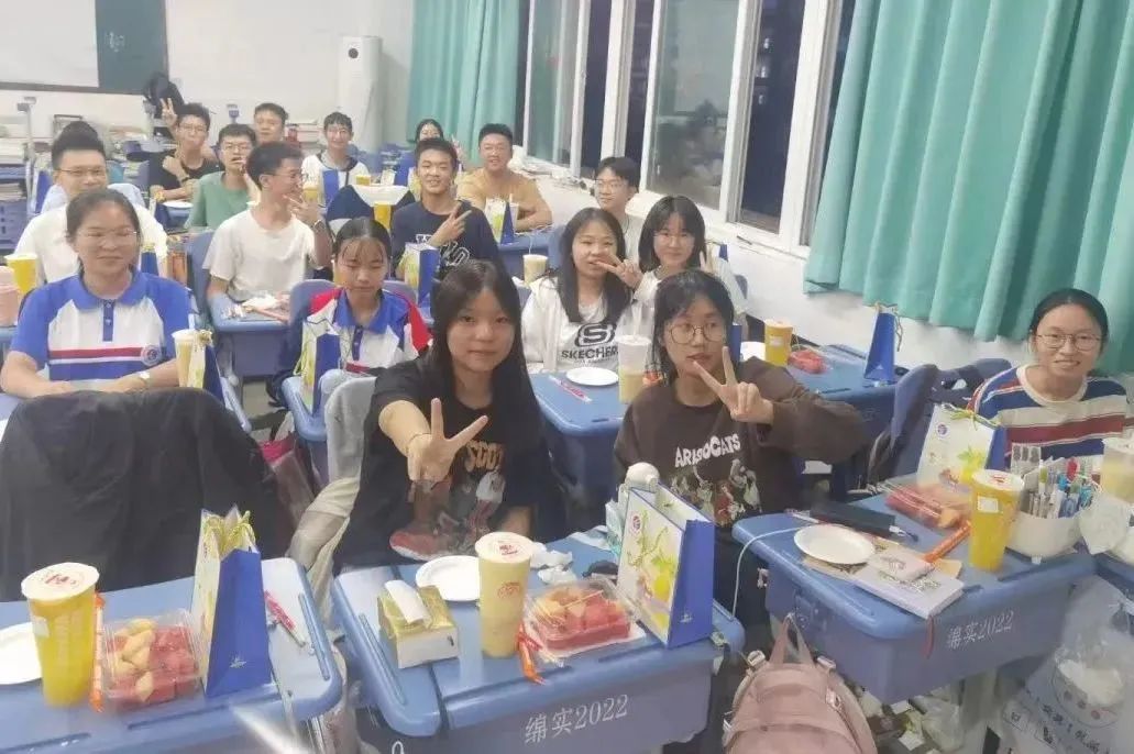 鐩涗笘鍗庤癁鐮ョ牶鍓嶈,鐩涗笘涓崕鐮ョ牶鍓嶈