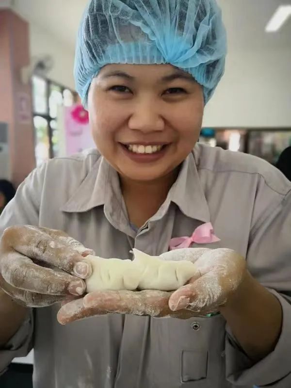 泰国带卡的欢快歌曲萨瓦迪卡,泰国萨瓦迪卡和女生打招呼