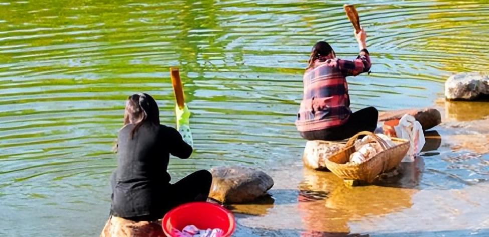 农妇洗衣服,农妇河边洗衣服引争议