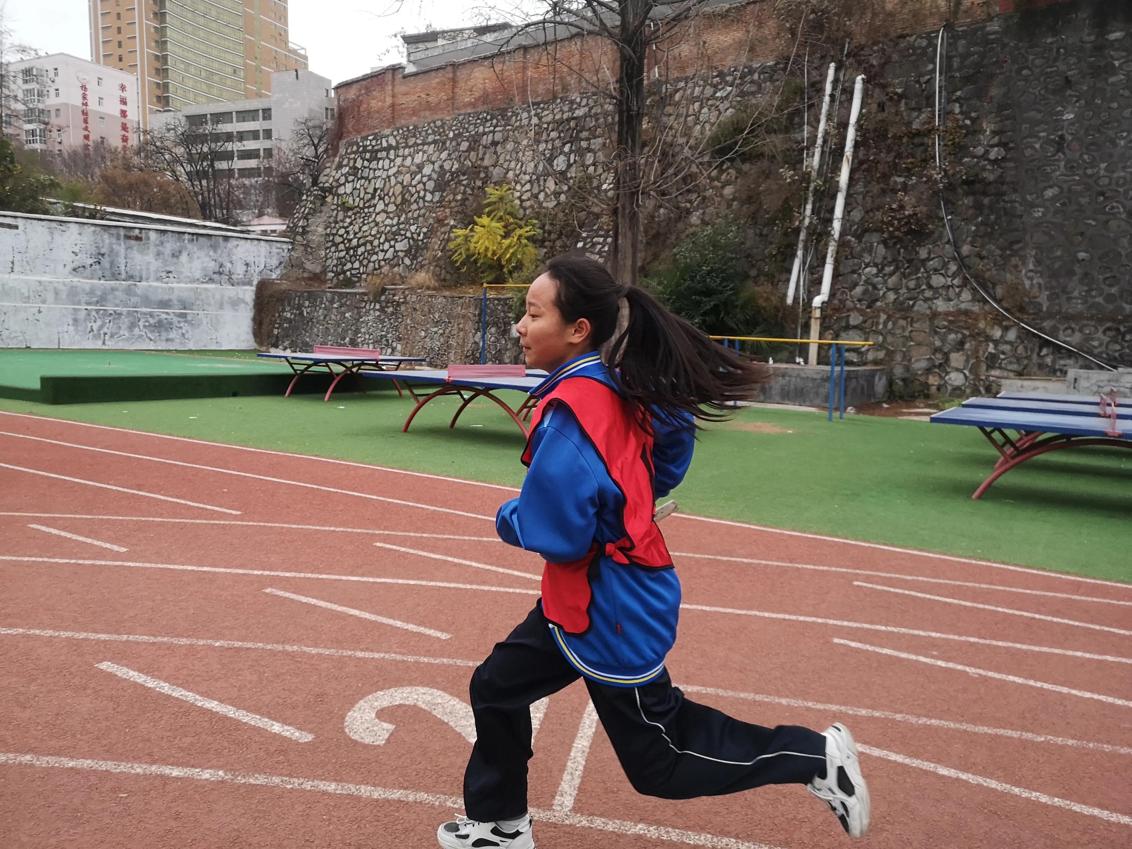 激烈的全班跑步比赛作文400字,激烈的接力比赛400字