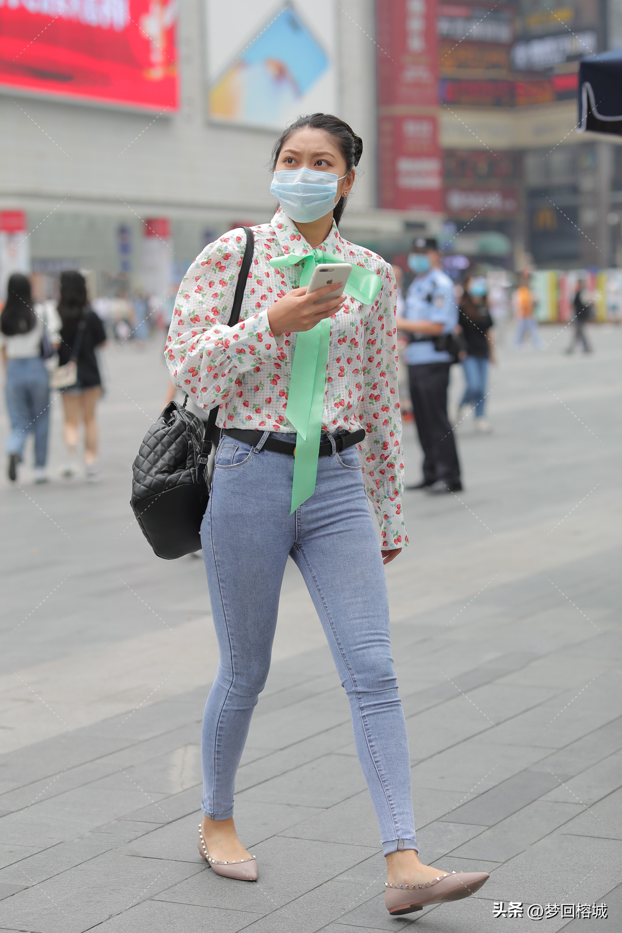 春秋喇叭牛仔裤街拍,街拍杏色牛仔裤