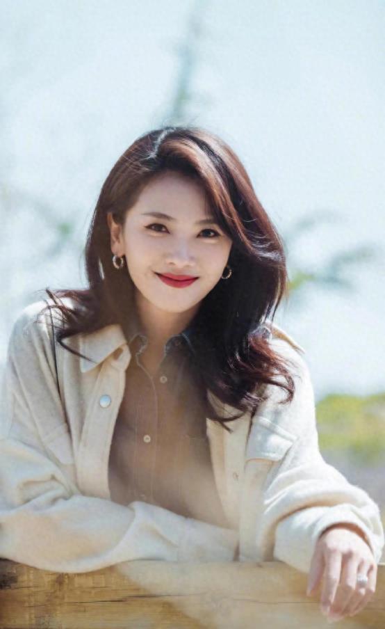 “小丑手”太减分了，这8位女星个个貌美如花，却被手拖后腿