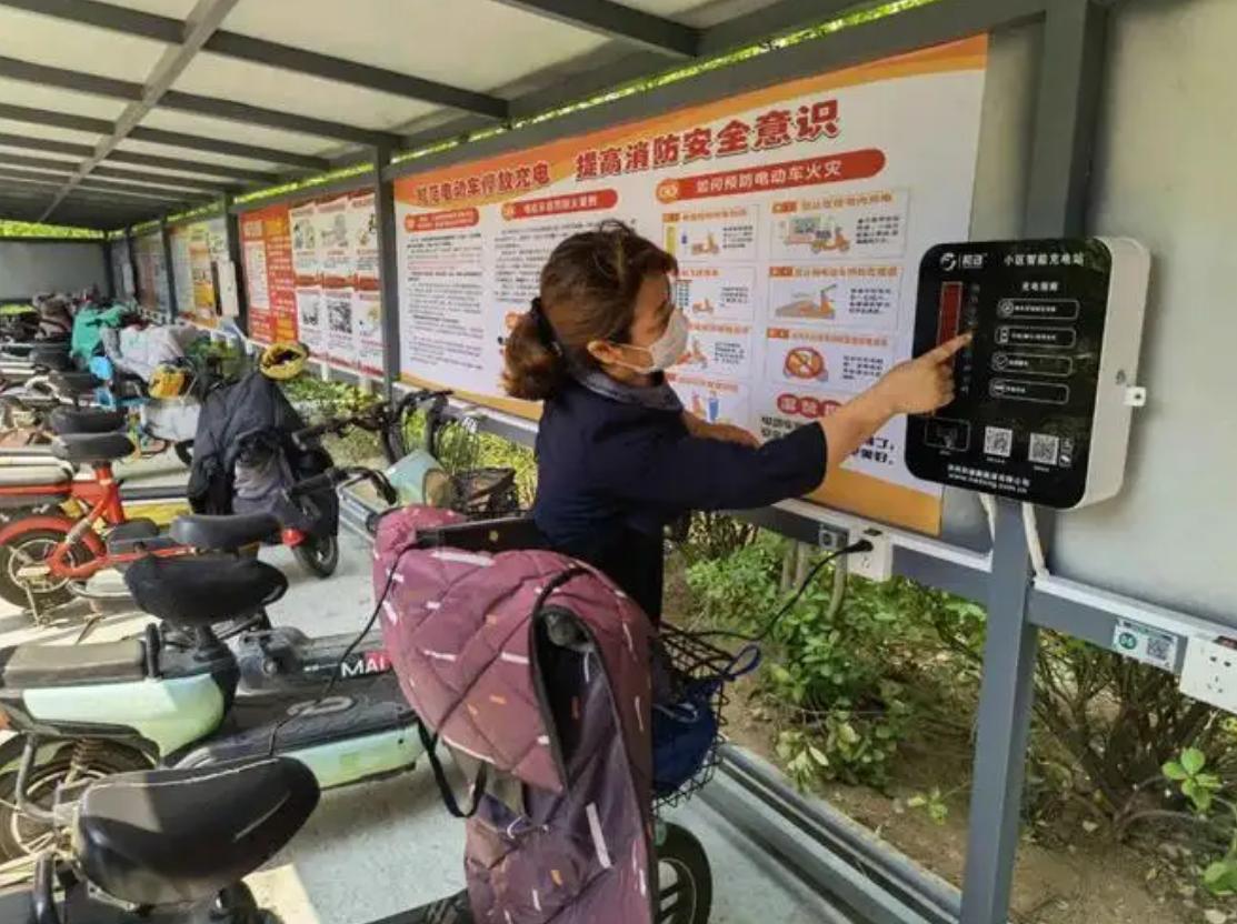 电动车才充四个小时就充满了,电动车充电器充满还是红灯不变绿