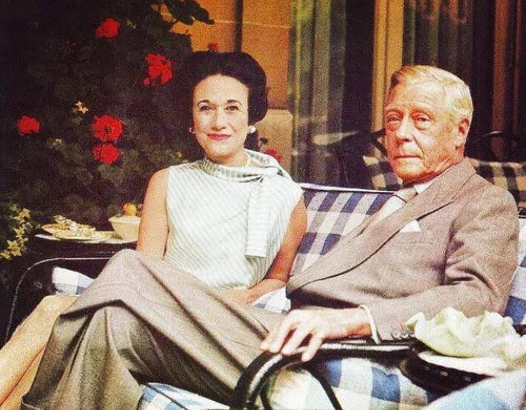 不爱江山更爱美人的查尔斯王子,放弃王位的温莎公爵最后过得好吗