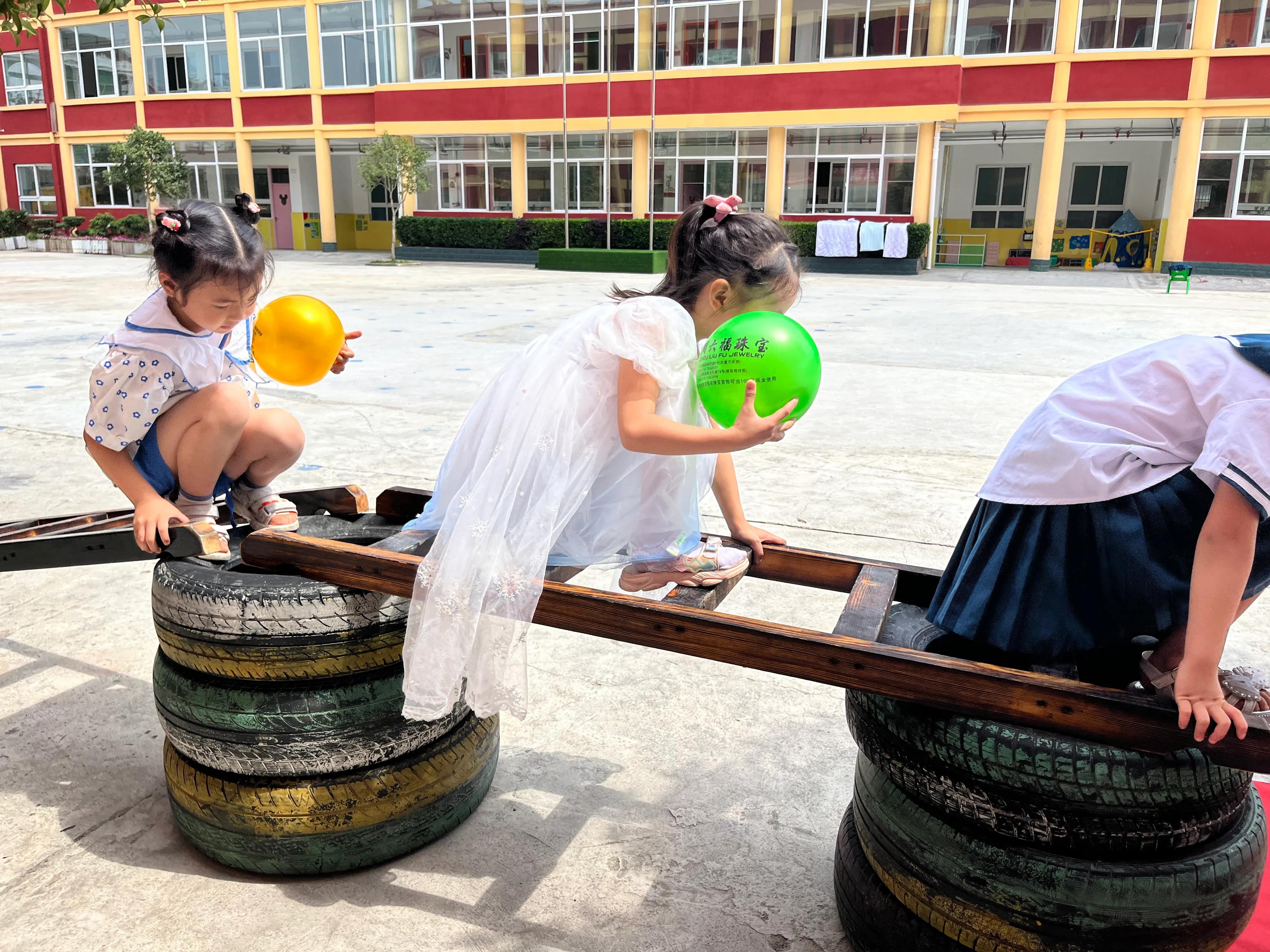 幼儿园室内趣味彩虹布游戏,老虎出洞幼儿园户外游戏