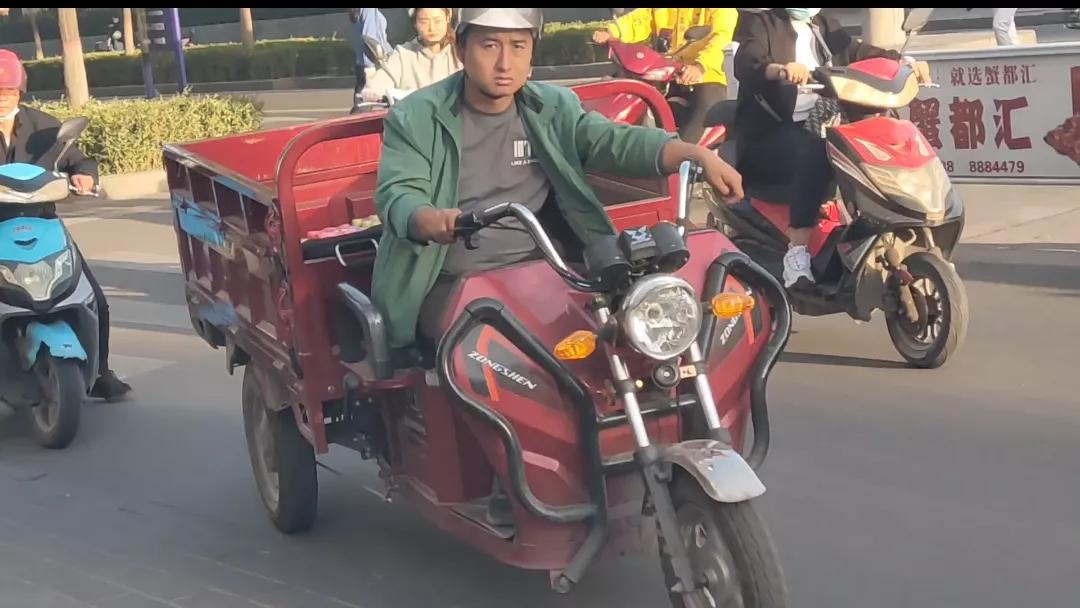 电动车新换的电池充满电不跳绿灯,电动车充满电加速掉二格电怎么了