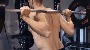 健身教练辅助女学员深蹲,辅助深蹲150kg女学员