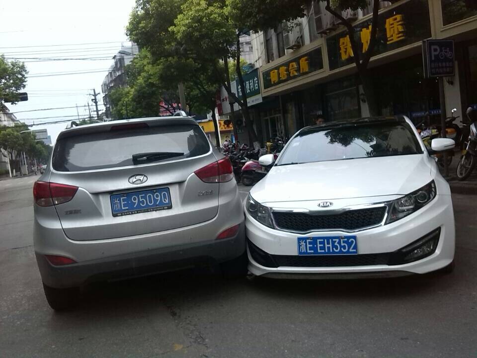 新车自己剐蹭了怎么报保险合适,新车被刮了报保险划算还是自己修