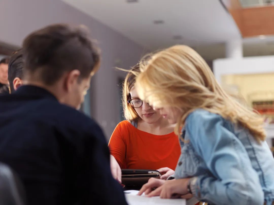 15年的时候早恋被班主任抓了,当初早恋是怎么被抓到的