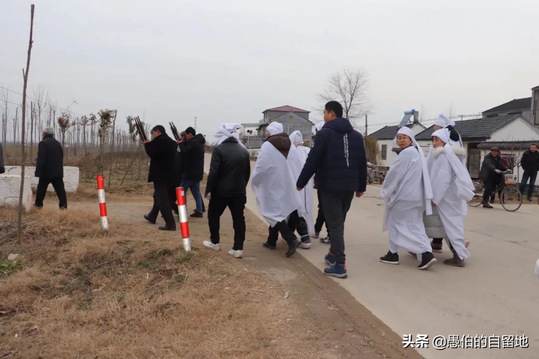 一位乡村殡葬车司机的倾诉：从业已五年，如今月薪过万，却想转行