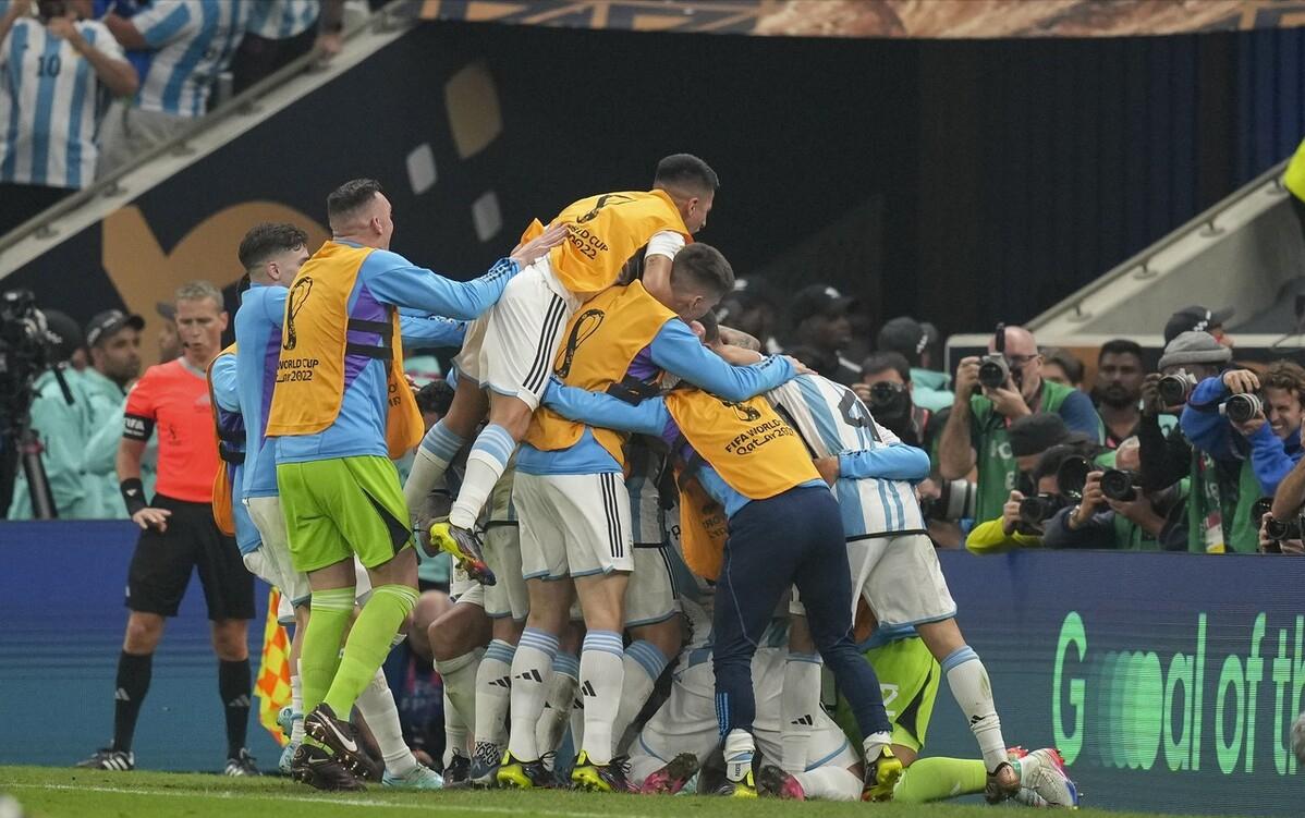 球王梅西终于捧起了大力神杯,梅西加冕球王大力神杯