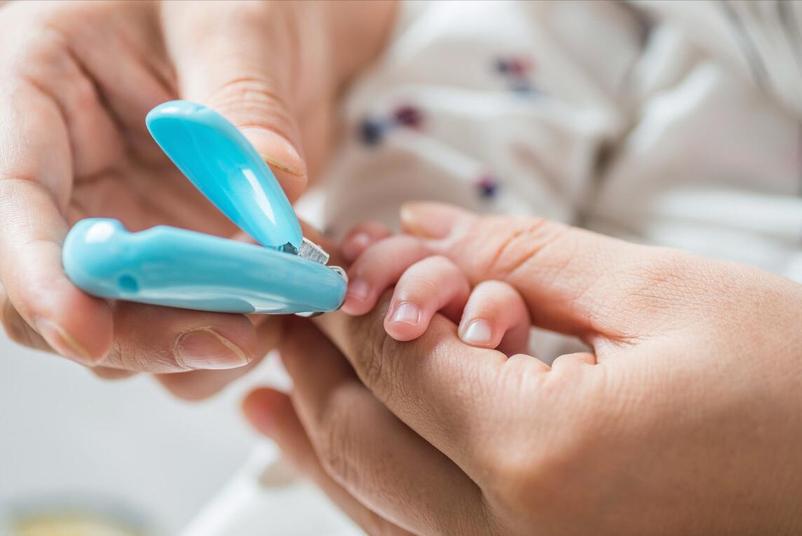 一岁的宝宝吃手指要不要阻止,六个月宝宝吃手指要阻止吗