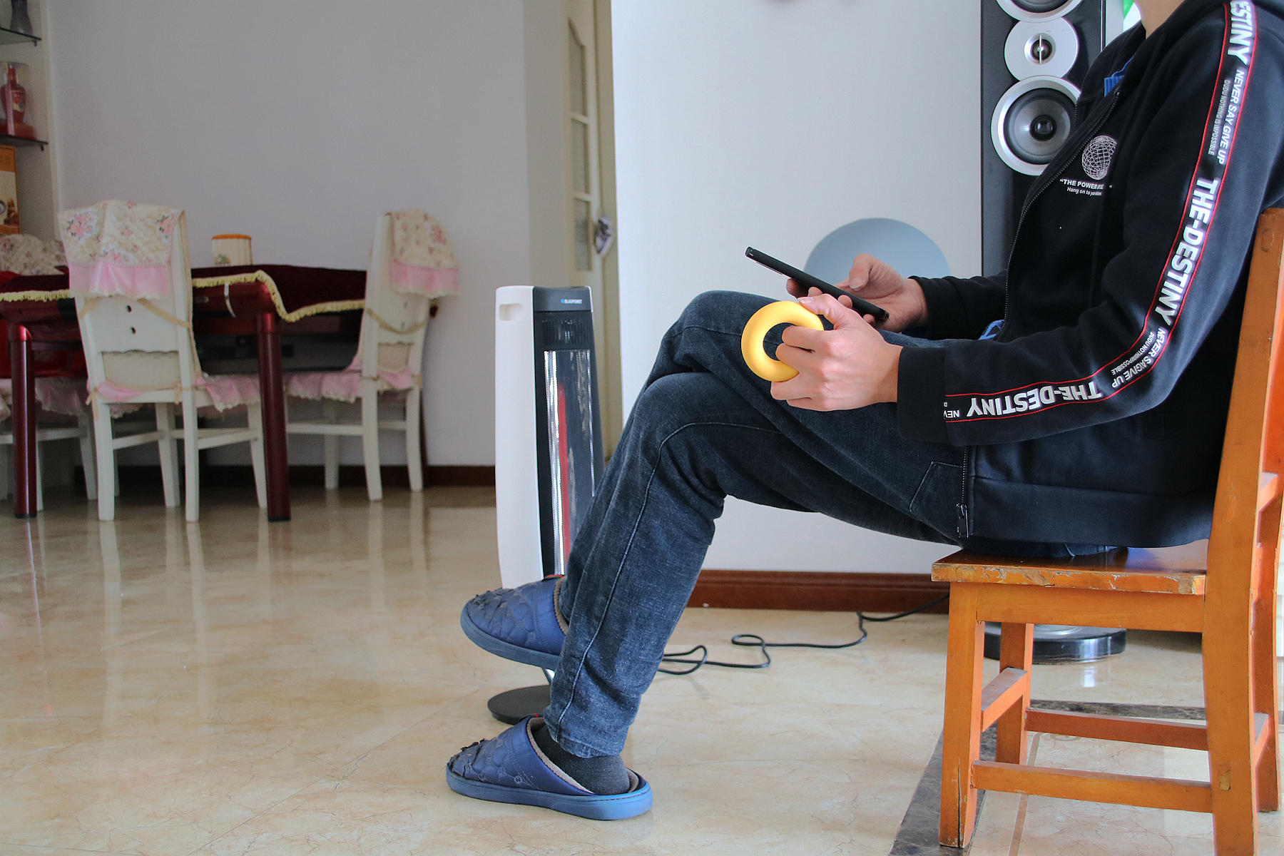 自从有了蓝宝这个“小太阳”，这个冬天家里从此不再寒冷