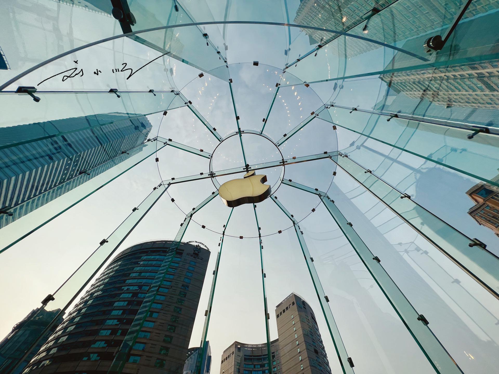 重庆有家“网红”苹果专卖店,玻璃入口吸引眼球,却被批评是模仿