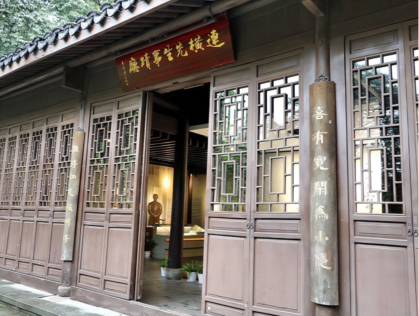 *独台**不肖子孙，怎对得起连横的英魂？回去读读他的《台湾通史》吧