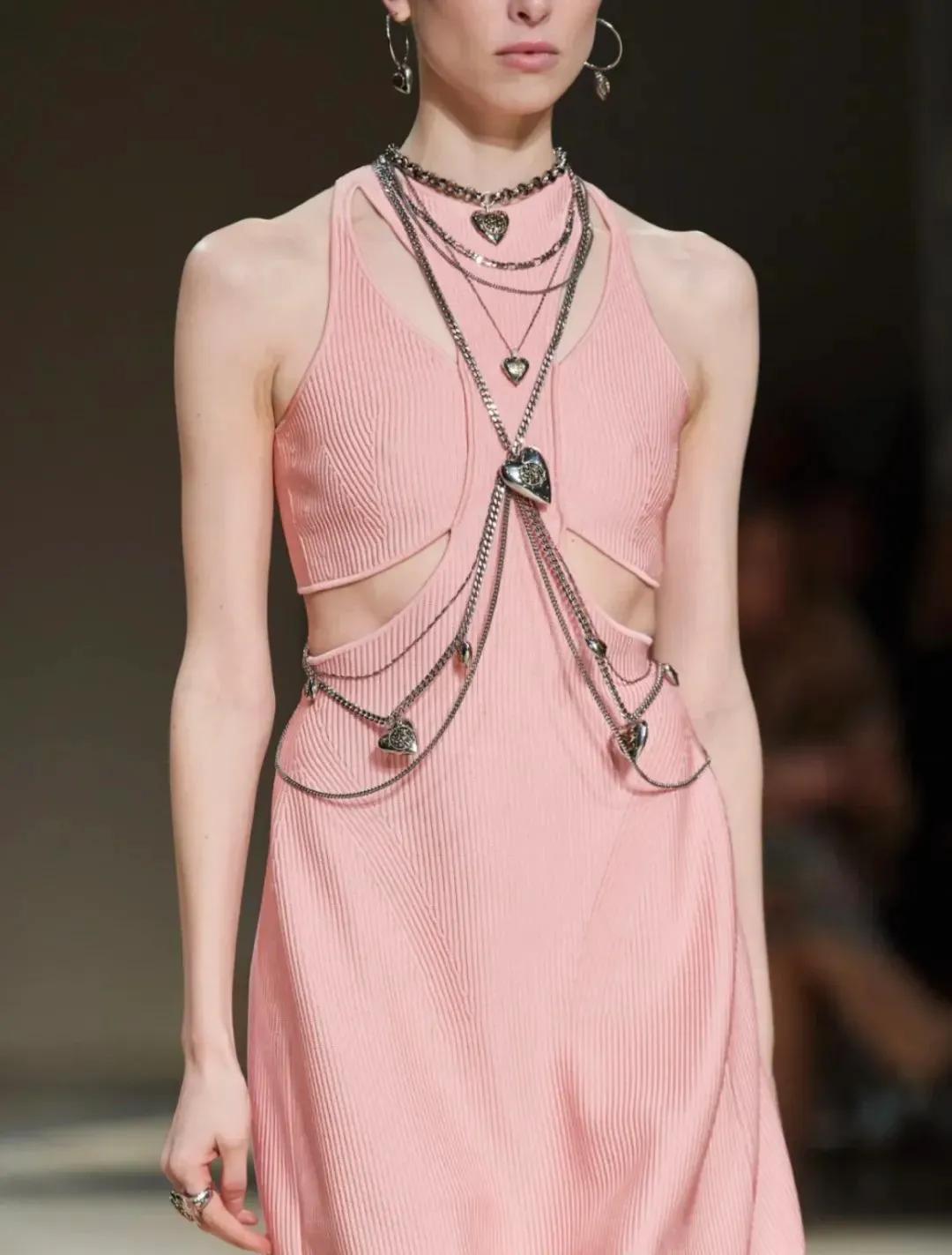 2022流行秋季女装新款穿搭高级,2023年冬季女装流行趋势与流行色