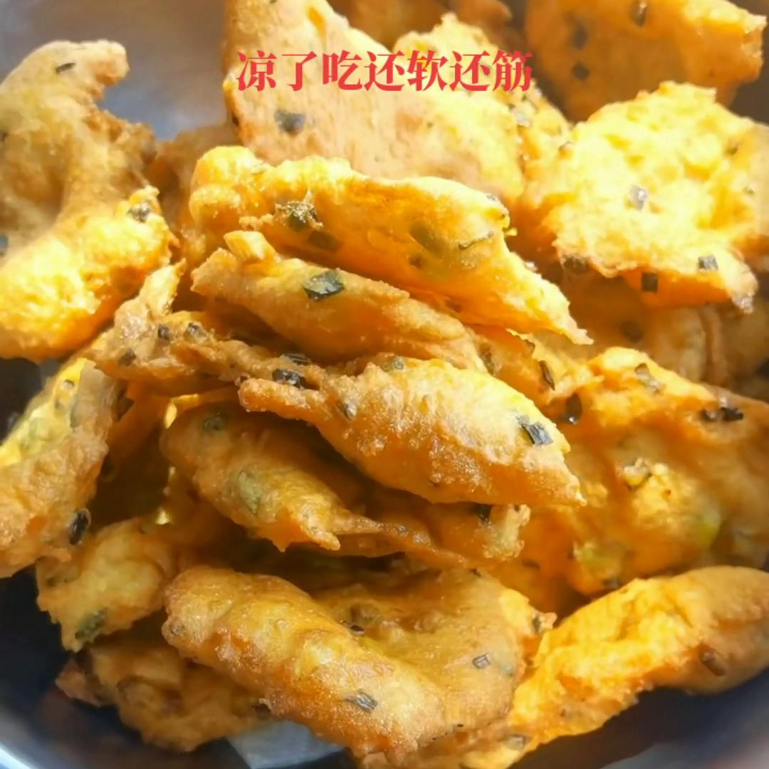 今日美食分享葱油饼和鸡蛋汤,炸葱花面油的正宗做法