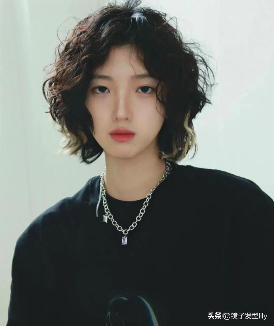 女士中短卷发发型图片大全,脸大脖子短中年女士适合什么发型