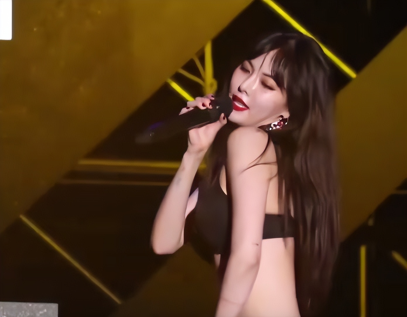 韩国女星jennie演出服,jennie舞台服装争议