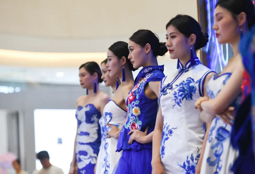 热辣较劲！国际胸模大赛第二场海选20位佳丽激情PK，场面惊艳