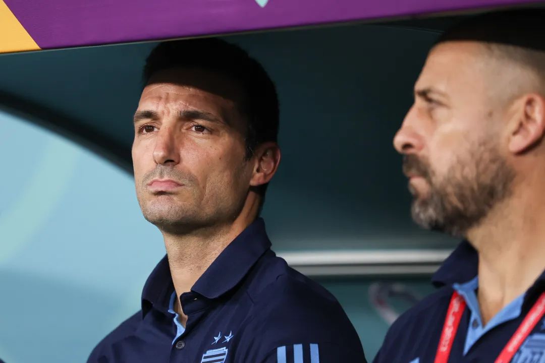 梅西与大力神杯擦肩而过,梅西背后的阿根廷