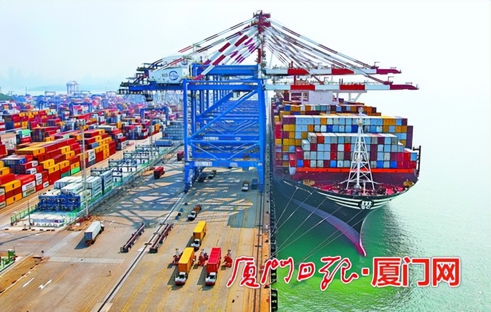 假日港口吞吐忙!知名航商集装箱船接连来厦靠泊