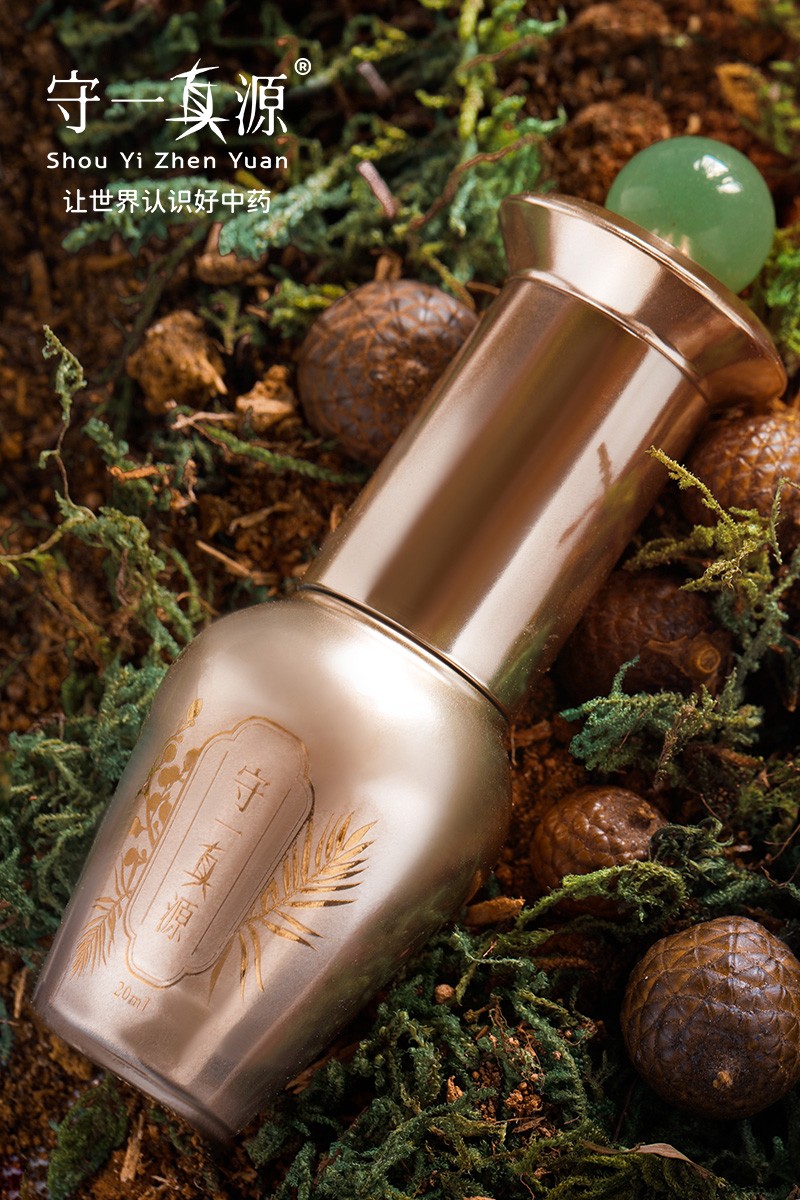 守一真源麒麟竭眼精华采用名方七厘散珍贵中药，紧致你的眼部肌肤